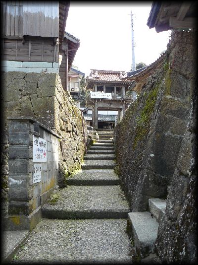 願慶寺の山門に続く石垣に囲われた感じの良い路地風の参道