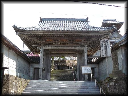 吉崎東別院境内正面に設けられた重厚な山門