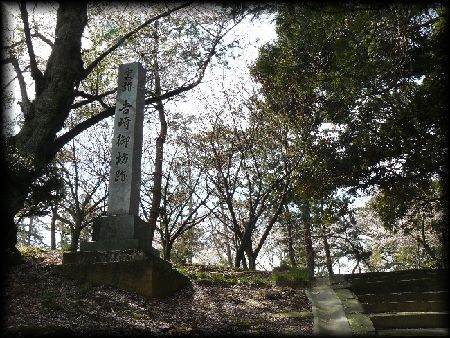 �@�@���l���Ձi�g���V�Ձj�̋��Q���ɐ݂���ꂽ�Α������W