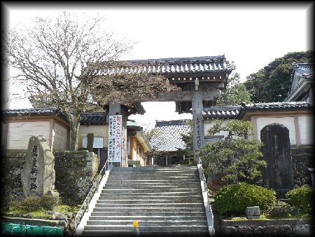 �g�萼�ʉ@�����ɐ݂���ꂽ�R��i�O�͖�j�Ǝ��R�΂̐Α������W