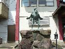 吉崎寺の境内に建立されている慶聞坊に背負われた蓮如上人の銅像