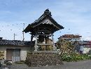 吉崎寺の長い歴史に時を刻んできた鐘楼と梵鐘
