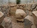 春日山古墳石室内部に安置されている石棺