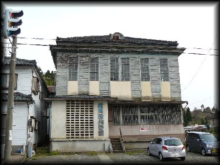 旧松岡織物会館を正面から撮影した画像