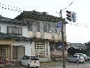 旧松岡織物会館を左斜め正面から撮影した画像