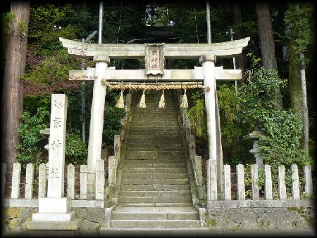 柴神社境内正面に設けられた鳥居と石造社号標と石造玉垣