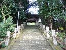 柴神社参道石段から見上げた神門
