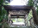 柴神社の格式が感じられる神門
