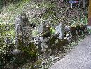 吉峰寺参道には歴史を刻んだ石碑や、頭の欠けた石仏が安置