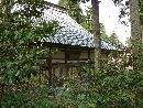 吉峰寺本堂右斜め前方の植栽越に撮影した画像