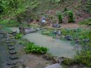 大谷寺の境内に作庭された庭園の池を撮影した画像