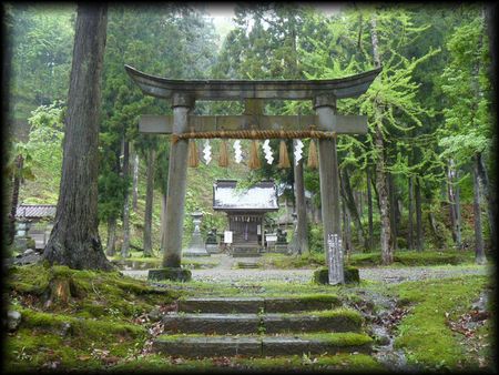 �z�m�_�Зy�q���������ʂɐ݂���ꂽ�Q���̑ۂނ����Βi�ƐΒ���