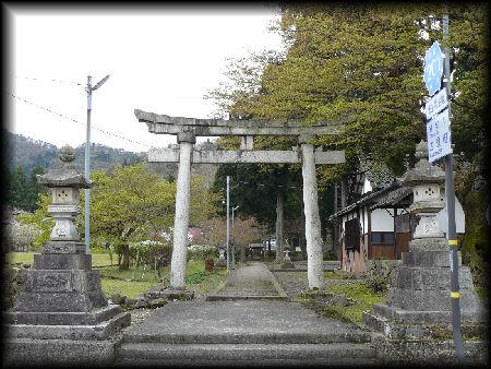 ���^��_�Ћ������ʂɐ݂���ꂽ�����ƐΓ���