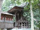 味真野神社本殿と幣殿を右斜め正面から撮影した写真