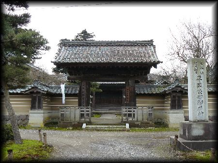 �镟���������ʂɐ݂���ꂽ�R��ƐΑ������W