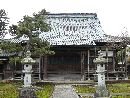 城福寺参道石畳から見た本堂正面と石燈籠