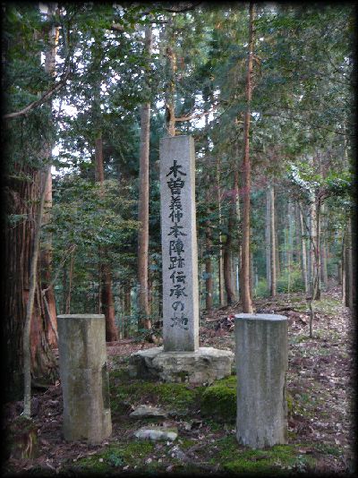 �ؑ]�`���{�w�̐Ւn�ɐ݂���ꂽ�Β��W