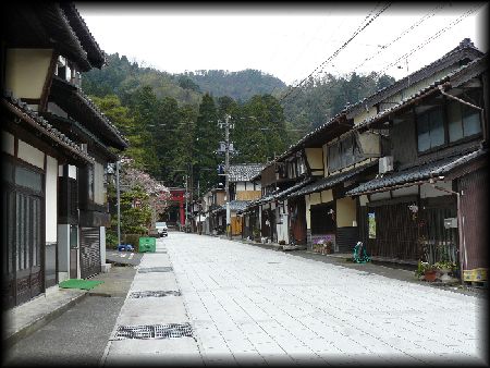 �z�O�s���c�����̓`���I�Ȓ������z���A�����钬����