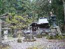 岡太神社境内に建立されている銅燈篭などの燈篭群