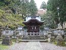 岡太神社参道石畳みから見た中門（神門）
