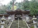 大瀧神社・岡太神社参道石段から見上げた神門と回廊