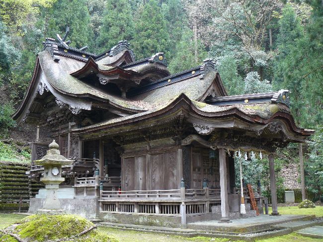 歴史が感じられる大瀧神社の本殿