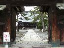 正覚寺山門から見た歴史ある境内の様子