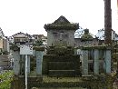 正覚寺境内に設けられている吉松丸の墓標