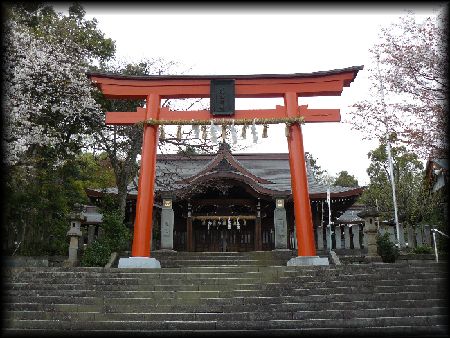 藤島神社境内石段から見上げた鳥居（朱塗り）