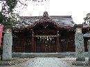 松平光通と縁がある藤島神社参道石田畳から見た本堂正面と石燈篭