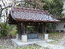 藤島神社境内に設けられている手水舎と手水鉢