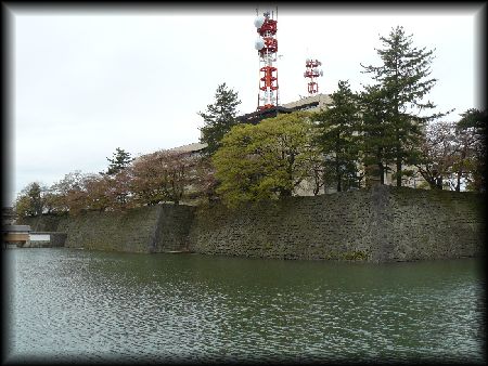 福井城の満々と水をたたえる堀から見た本丸の石垣