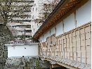 福井城御廊下橋の側面の外壁と正面の復元された土塀