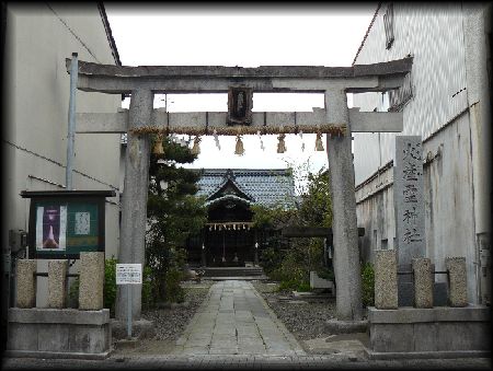 火産霊神社参道正面に設けられた石鳥居と石造社号標