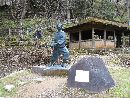剣豪佐々木小次郎が一乗滝で秘剣燕返しの練習している風景を模った銅像