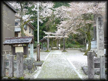 ���g��t���_�Ћ������ʂɐ݂���ꂽ�Α��ʊ_�ƐΑ��Ѝ��W