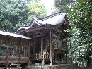 安波賀春日神社本殿と幣殿を右斜め正面から撮った写真