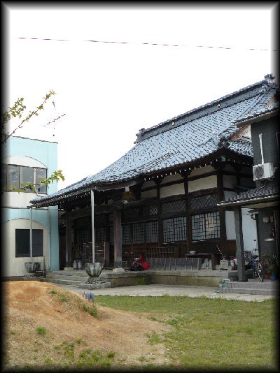 心月寺本堂を右斜め正面から撮影した画像