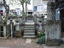 西光寺に設けられた柴田勝家とお市の方の墓碑と石燈籠と由来碑