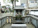 西光寺を菩提寺とした柴田勝家とお市の方の墓碑をアップにした画像