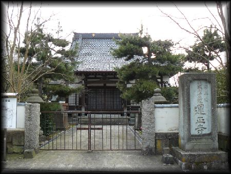 �^�����������ʂɐ݂���ꂽ�Β��R��ƐΑ������W