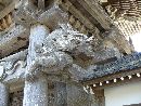 称名寺山門の木鼻に施された竜の彫刻