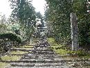 平泉寺白山神社参道に設けられた石造社号標と石垣