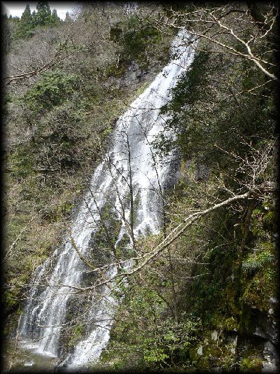 龍双ヶ滝を縦長のアングルで撮影した画像