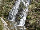龍双ヶ滝の部子川に流れ落ちる滝壺の風景をやや高い所から撮った写真