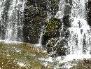 龍双ヶ滝の滝壺付近の岩肌をアップで撮影した画像