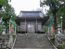 弥美神社境内から見上げた拝殿正面と石段と石燈篭