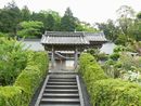 円照寺参道石段から見上げた山門