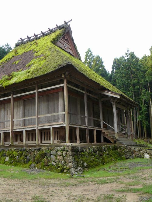 重厚な茅葺屋根の飯盛寺本堂