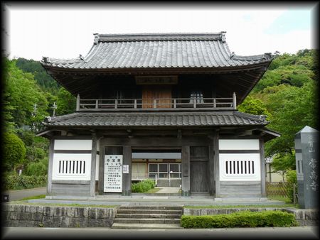 �퍂���������ʂɐ݂���ꂽ�R��ƐΑ������W